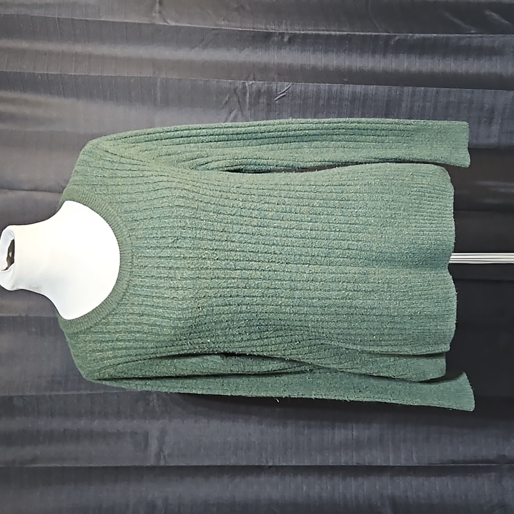 Green ribbed sweater with notched sides